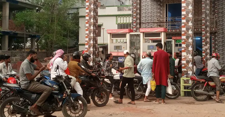 পাম্পে মোটরসাইকেলের দীর্ঘ লাইন